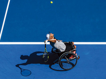 如果你从未看过轮椅网球，我恳请你看看这些伟大运动员的力量和精神